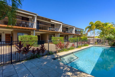 Unit 4 Rainbow Surf Modern Double Storey Townhouse With Large Shared Pool Close To Beach & Shop - Bed n Breakfasts 3
