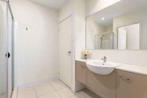 Unit 4 Rainbow Surf Modern Double Storey Townhouse With Large Shared Pool Close To Beach & Shop - Bed n Breakfasts 5