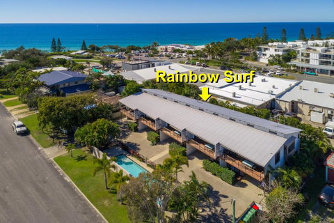 Unit 4 Rainbow Surf Modern Double Storey Townhouse With Large Shared Pool Close To Beach & Shop - Bed n Breakfasts 2