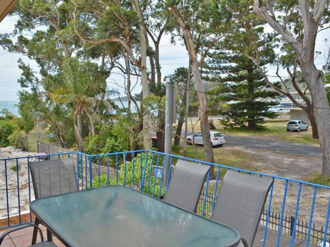 5 Ocean Breeze Shoal Bay Avenue Fabulous Location Opposite Shoal Bay Beach! - Accommodation Australia 3