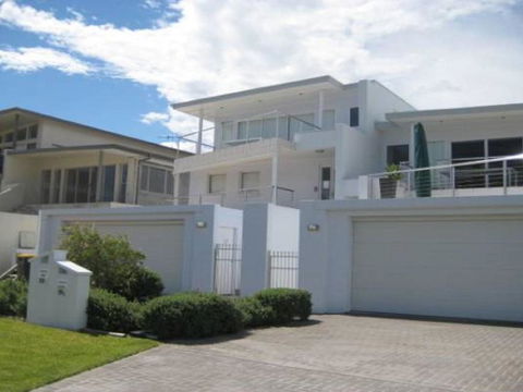 Ultimate Beach House 19a Graham Street Views Peace & Quiet - Accommodation Australia 4