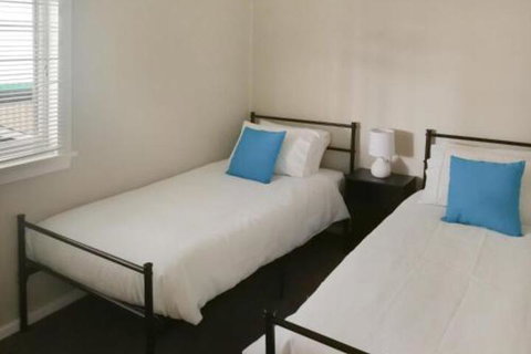 Large 5 Bedroom House With Wifi & Netflix Close To Taronga Western Plains Zoo - Accommodation Australia 5