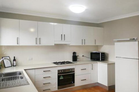 Large 5 Bedroom House With Wifi & Netflix Close To Taronga Western Plains Zoo - Accommodation Australia 0