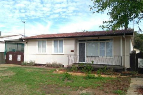 Large 5 Bedroom House With Wifi & Netflix Close To Taronga Western Plains Zoo - Accommodation Australia 7