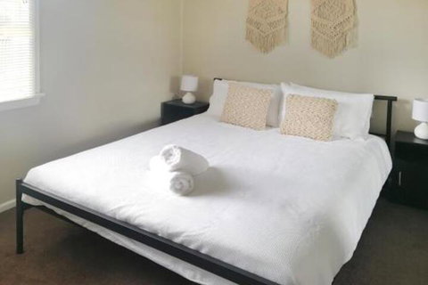 Large 5 Bedroom House With Wifi & Netflix Close To Taronga Western Plains Zoo - Accommodation Australia 3