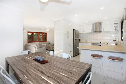 FABULOUS HOLIDAY HIDEAWAY COOLUM BEACH - Accommodation Australia 6