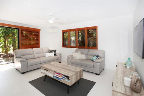 FABULOUS HOLIDAY HIDEAWAY COOLUM BEACH - Accommodation Australia 2