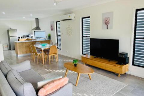 WHITSUNDAY Brand New Townhouse Close To Boardwalk - Accommodation Australia 0