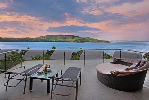 Yacht Club Villa 33 Serenity 4 Bedroom 4 Bathroom House Ocean Views 2 Buggies - Accommodation Australia 3