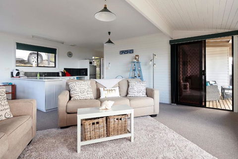 KINGFISHER COTTAGE Beachfront At The Binalong Bay - Local Tourism 6