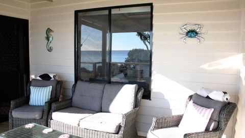 KINGFISHER COTTAGE Beachfront At The Binalong Bay - Local Tourism 2
