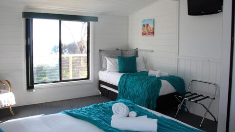 KINGFISHER COTTAGE Beachfront At The Binalong Bay - Local Tourism 3