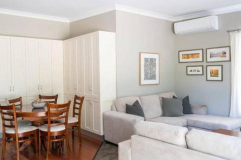Kinross Cottage Neat & Stylish Sleeps 9 - Accommodation Australia 7