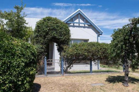 Kinross Cottage Neat & Stylish Sleeps 9 - Accommodation Australia 3