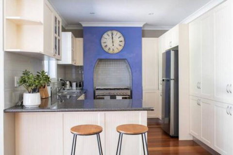 Kinross Cottage Neat & Stylish Sleeps 9 - Accommodation Australia 5