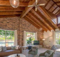 Luxurious Home on 5 Acres Close to CBD Sleeps 18 - Accommodation Australia