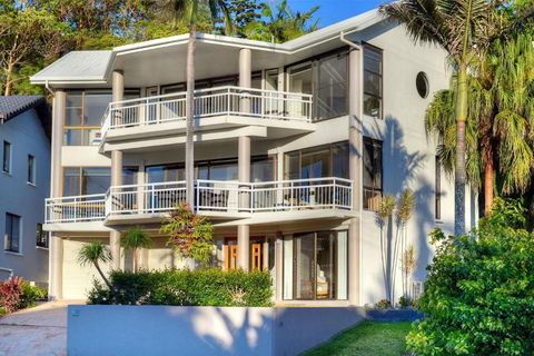 BEACHSIDE MANOR Walk To The Beach - Accommodation Australia 4