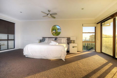 BEACHSIDE MANOR Walk To The Beach - Accommodation Australia 6