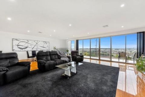 BENGALEE EXECUTIVE TOWNHOUSE MODERN & STYLISH - Accommodation Australia 6