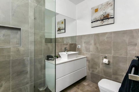 BENGALEE EXECUTIVE TOWNHOUSE MODERN & STYLISH - Accommodation Australia 1