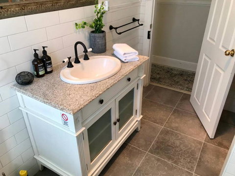 YSG The Edward Townhouse 153 Walk To Town - Local Tourism 4