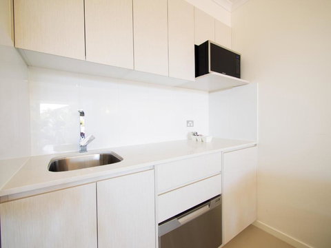Apartments At 2 Landsborough - Local Tourism 5