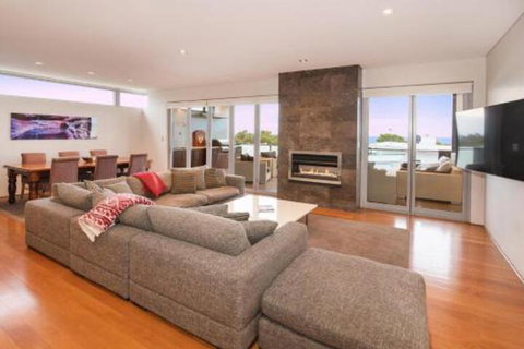 Opulent Oasis - Local Tourism 2