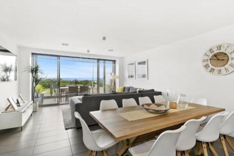 WATERFRONT TWO Position Perfect NEW LISTING 2019 - Accommodation Australia 5