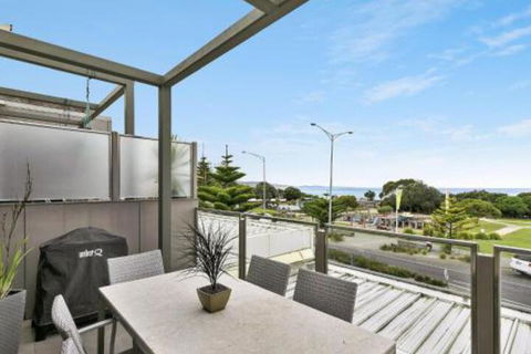 WATERFRONT TWO Position Perfect NEW LISTING 2019 - Accommodation Australia 3