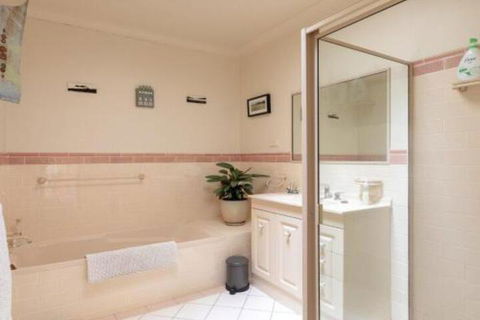 Walling Clifton Gardens Backing Onto Golf Course - Australia Shopping 3