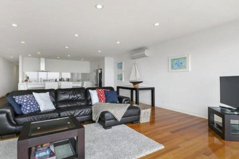LOUTTIT BAY APARTMENT 1 Free Wifi Ocean Views & The Ultimate Location - Australia Shopping 6