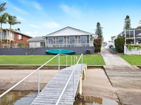 Hibbard Waterfront Escape - Accommodation Australia 2