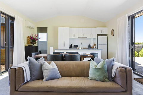 Embracing Evandale - Accommodation Australia 6