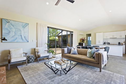 Embracing Evandale - Accommodation Australia 7