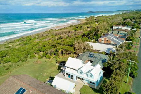 Middle Rock Beach House Beach Front Lake Cathie - Accommodation Australia 7