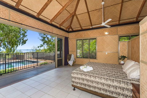 Absolute Beachfront - Accommodation Australia 4