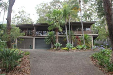 LIZ LAKE - Accommodation Australia 0