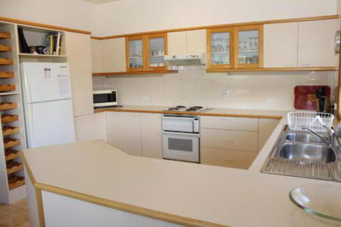 LIZ LAKE - Accommodation Australia 6