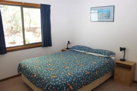 LIZ LAKE - Accommodation Australia 2