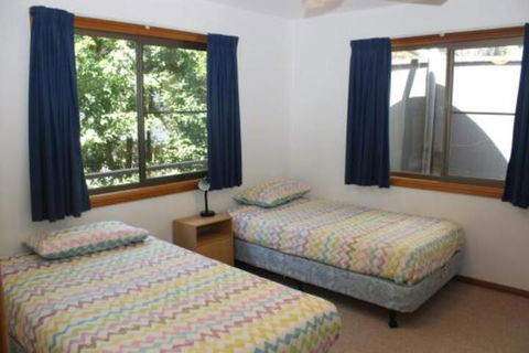 LIZ LAKE - Accommodation Australia 5