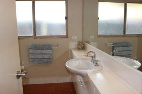 BEACHSIDE VILLA 2 - Accommodation Australia 5
