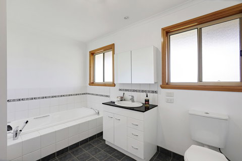 Yarragon 4 Bedroom House In Gippsland - Accommodation Australia 5