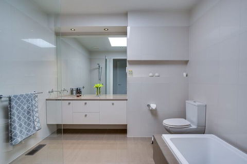 Kalina Retreat Tennis & Pool - Accommodation Australia 7