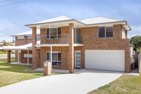 5B BENT STREET LARGE HOUSE WITH DUCTED AIR CON WIFI & FOXTEL - Accommodation Australia 0