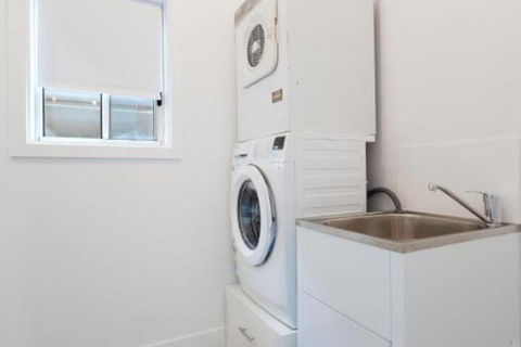 5B BENT STREET LARGE HOUSE WITH DUCTED AIR CON WIFI & FOXTEL - Accommodation Australia 3