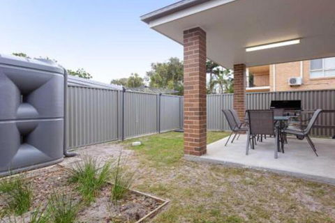 5B BENT STREET LARGE HOUSE WITH DUCTED AIR CON WIFI & FOXTEL - Accommodation Australia 6