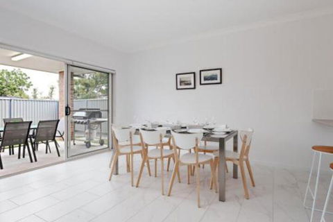 5B BENT STREET LARGE HOUSE WITH DUCTED AIR CON WIFI & FOXTEL - Accommodation Australia 7