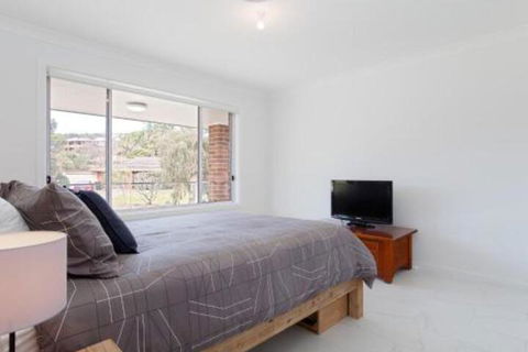 5B BENT STREET LARGE HOUSE WITH DUCTED AIR CON WIFI & FOXTEL - Accommodation Australia 4