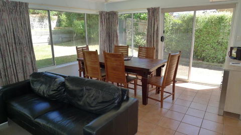 BEACHPOINT COTTAGE - Accommodation Australia 3
