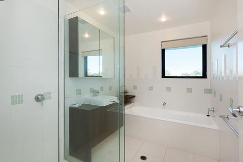 Stylish Beach Side Apartment Unit 5 33 Lorikeet Drive - Accommodation Australia 2